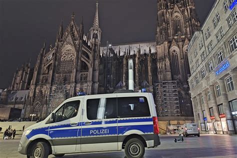 Christmas Eve worshippers to face security screening at Cologne cathedral as police cite attack risk